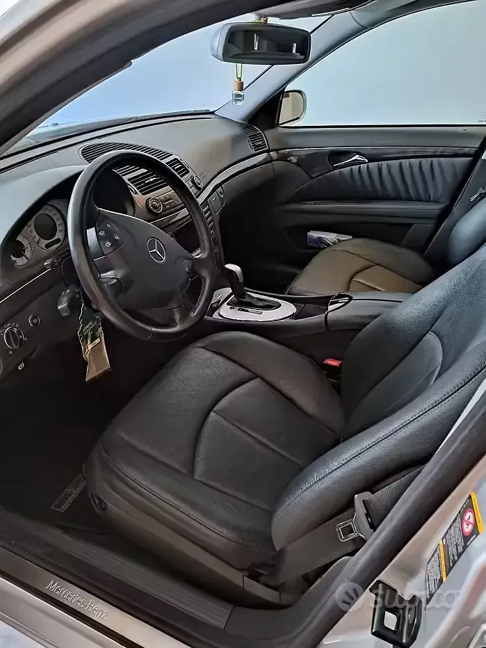 Usata Mercedes E270 177 CV (130 kW) 2004 Grigio Berlina