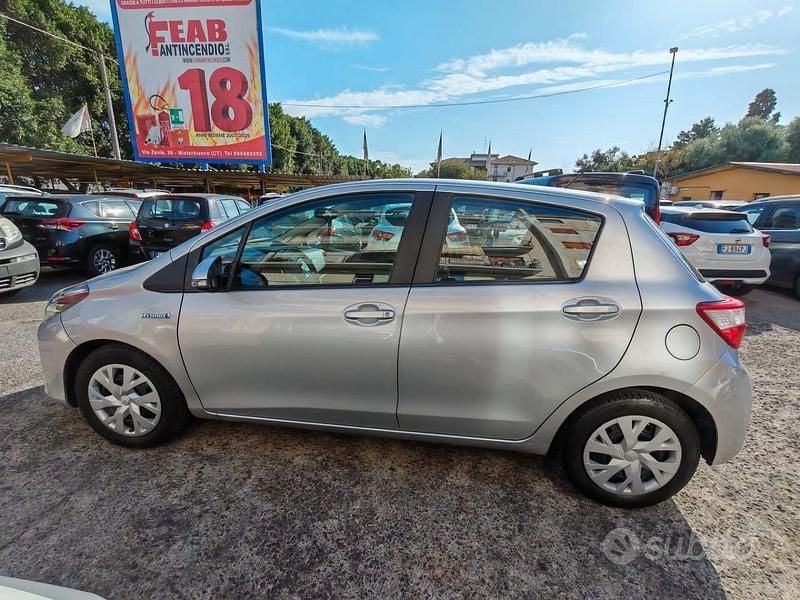 Usata Toyota Yaris Hybrid Business Edition 73 CV (53 kW) 2019 Argento Berlina