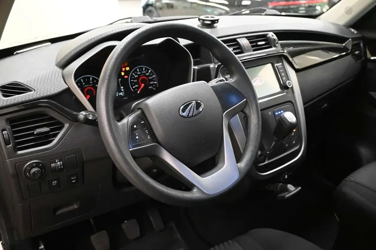 Usata Mahindra KUV100 87 CV (63 kW) 2020 Bianco SUV