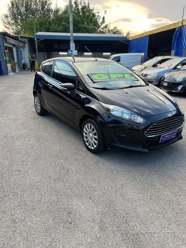 Usata Ford Fiesta 97 CV (71 kW) 2013 Nero Utilitaria