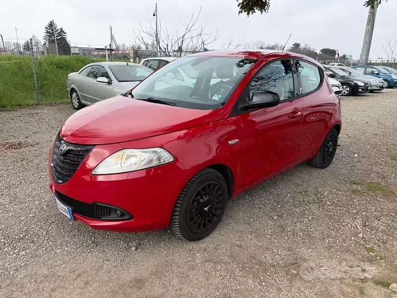 Usata Lancia Ypsilon Platinum 69 CV (50 kW) 2015 Rosso Utilitaria