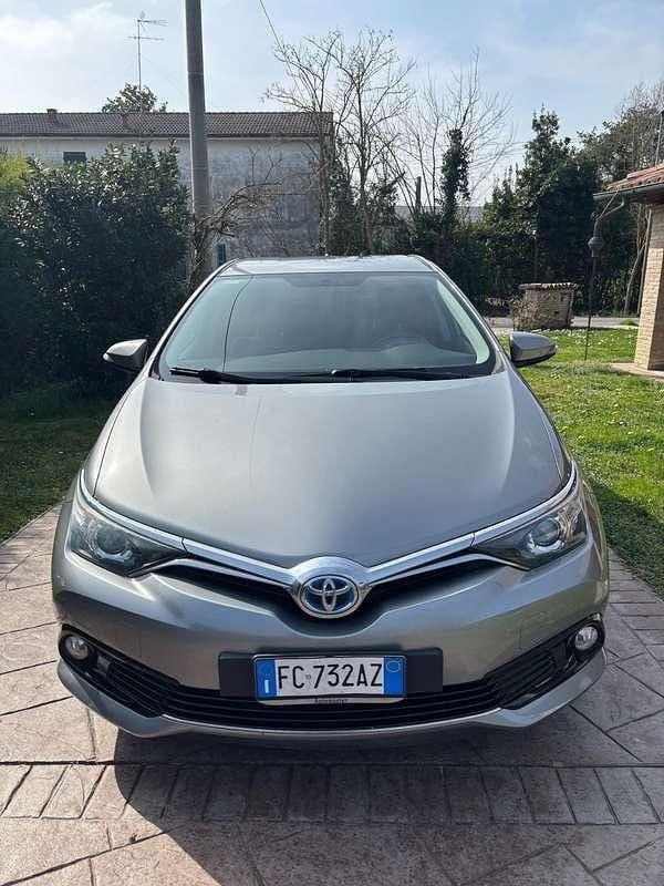 Usata Toyota Auris Hybrid Active 99 CV (72 kW) 2016 Grigio Berlina