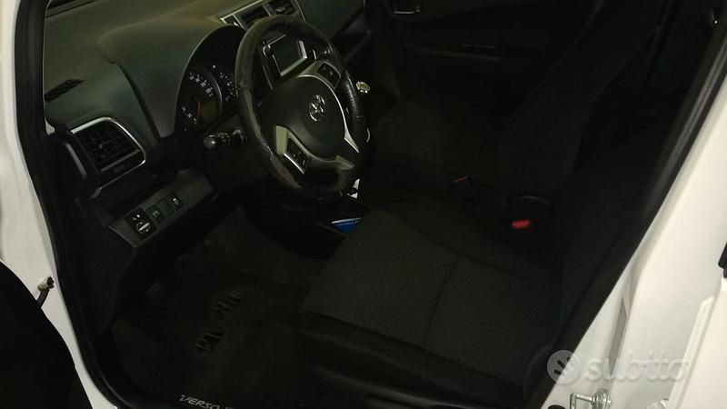 Usata Toyota Verso-S Active 99 CV (72 kW) 2011 Bianco Monovolume