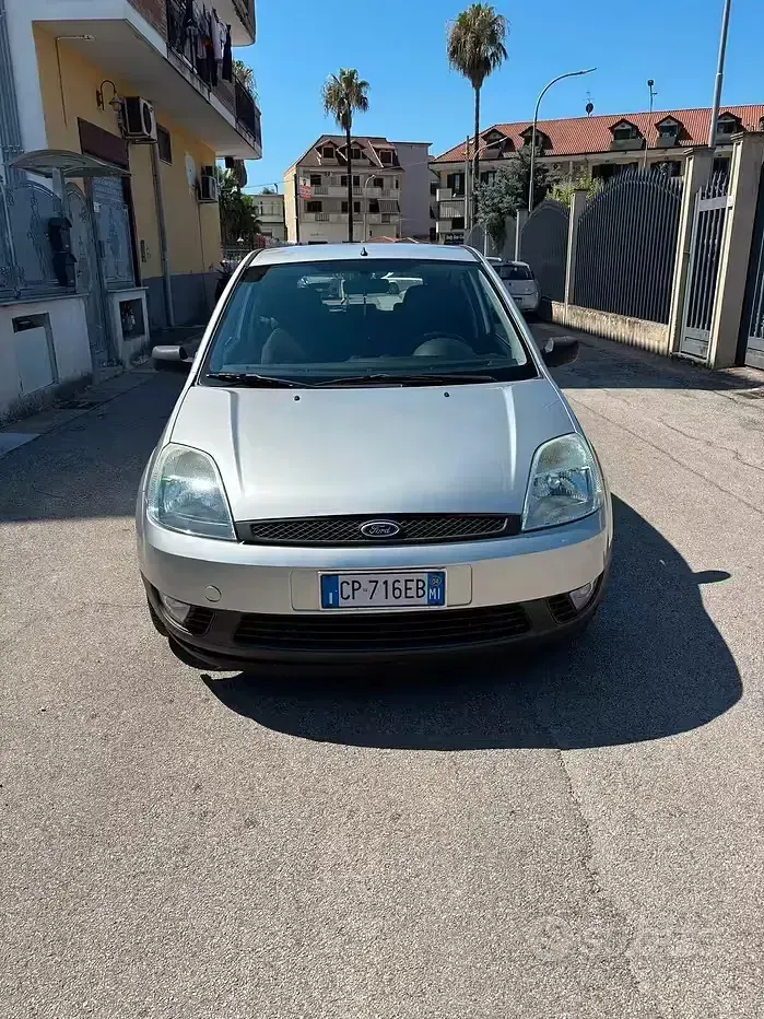 Usata Ford Fiesta Ghia 75 CV (55 kW) 2004 Utilitaria