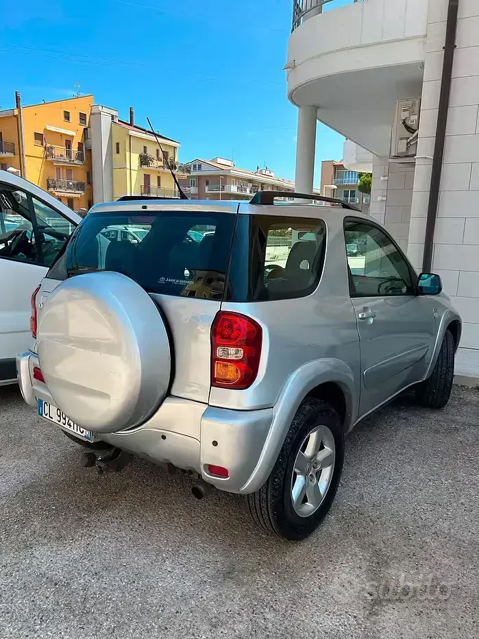 Usata Toyota RAV4 116 CV (85 kW) 2005 Grigio SUV