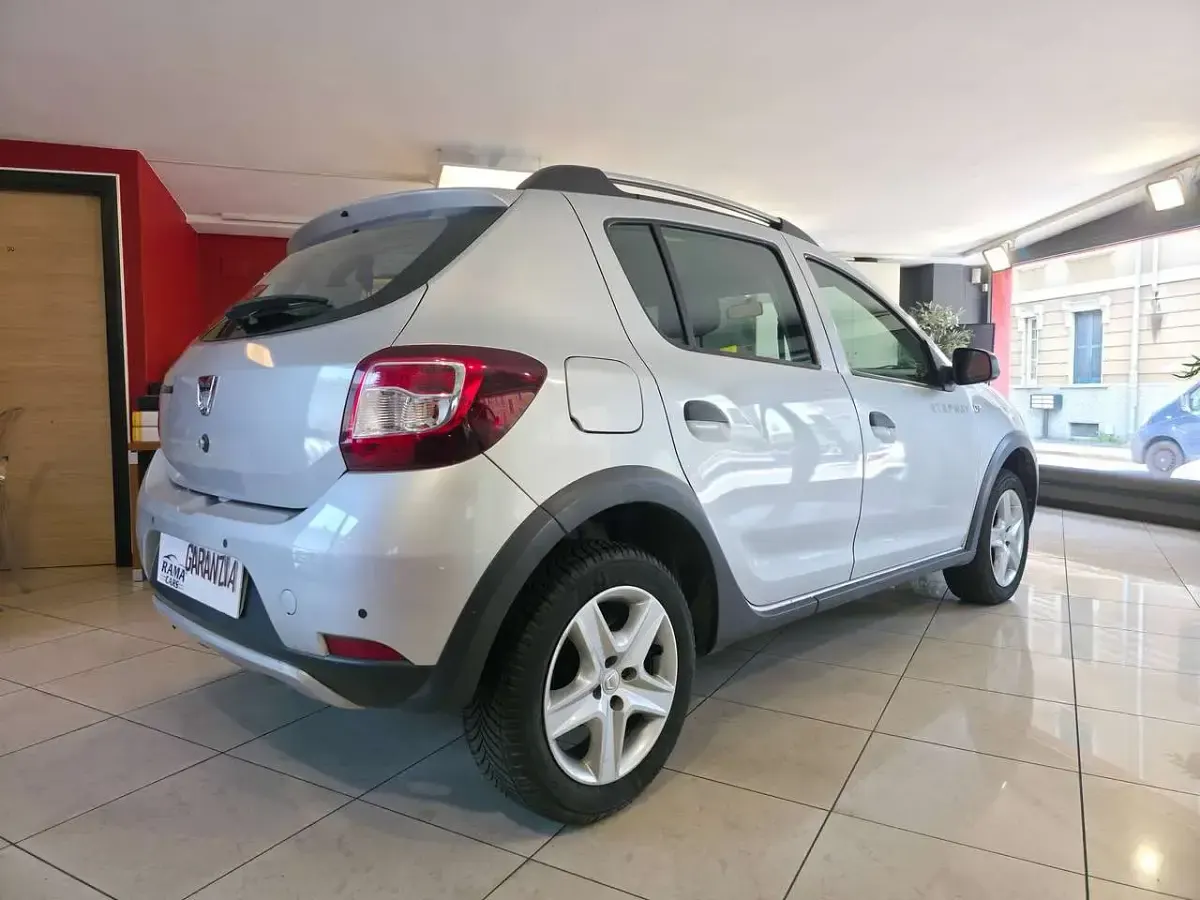 Usata Dacia Sandero Stepway 90 CV (66 kW) 2014 Argento Berlina