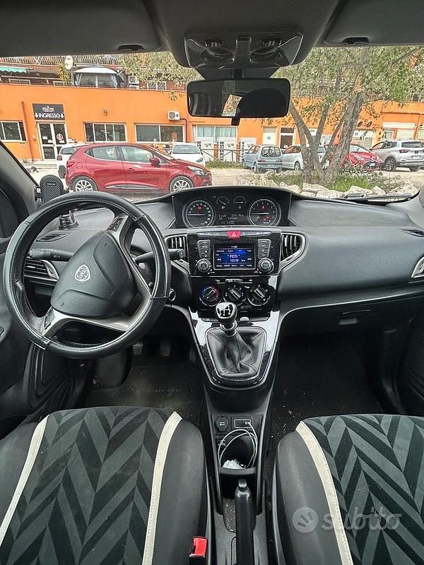 Usata Lancia Ypsilon Silver 69 CV (50 kW) 2017 Grigio Utilitaria