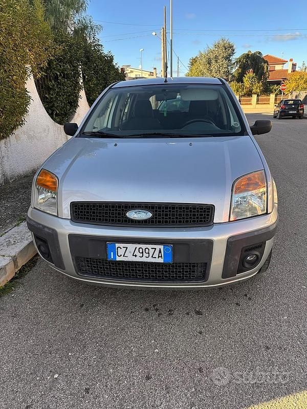 Usata Ford Fusion Zetec 80 CV (58 kW) 2006 Grigio Berlina
