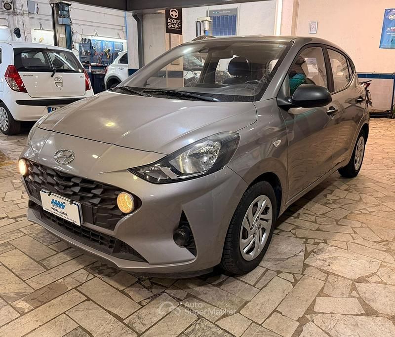 Usata Hyundai i10 67 CV (49 kW) 2022 Gray Utilitaria