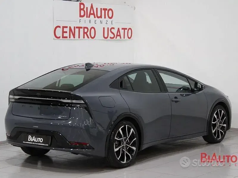Usata Toyota Prius Plug-in Hybrid Lounge 223 CV (164 kW) 2025 Grigio Utilitaria