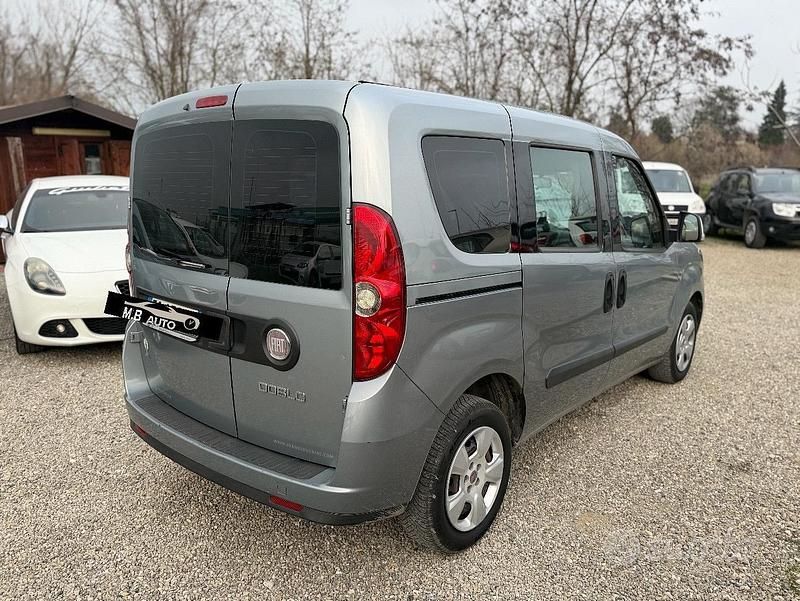 Usata Fiat Doblò 105 CV (77 kW) 2011 Grigio Monovolume