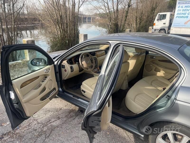 Usata Jaguar X-type 196 CV (144 kW) 2005 Grigio Berlina