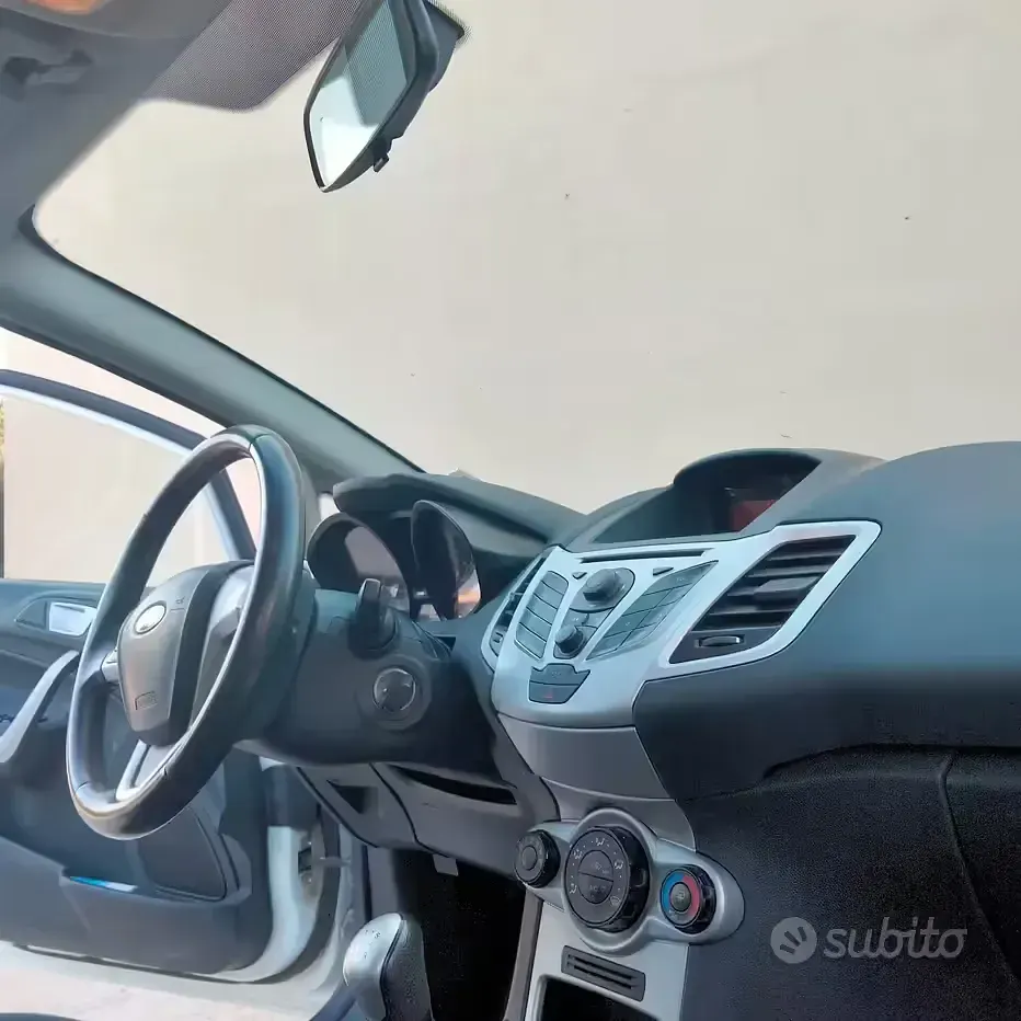 Usata Ford Fiesta 60 CV (44 kW) 2012 Bianco Berlina