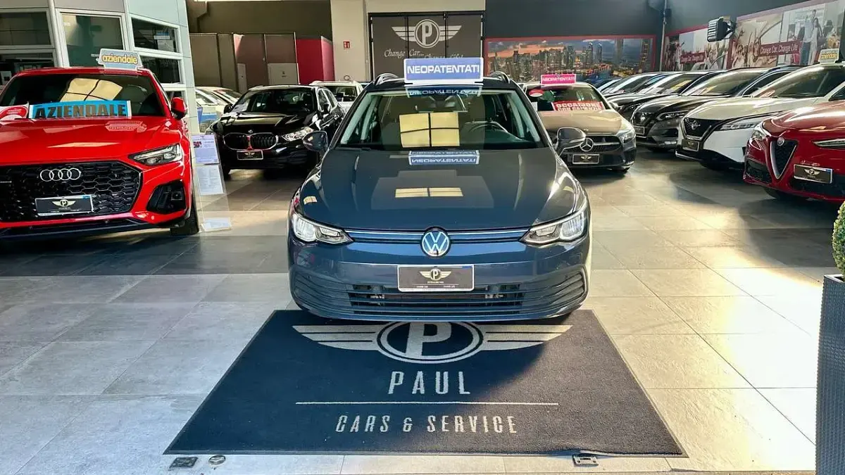 Usata VW Golf VIII Life 131 CV (96 kW) 2021 Grigio urano pastello Station wagon