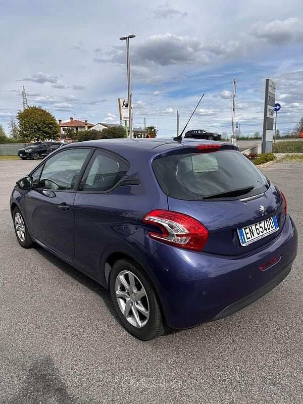 Usata Peugeot 208 82 CV (60 kW) 2012 Blu Utilitaria