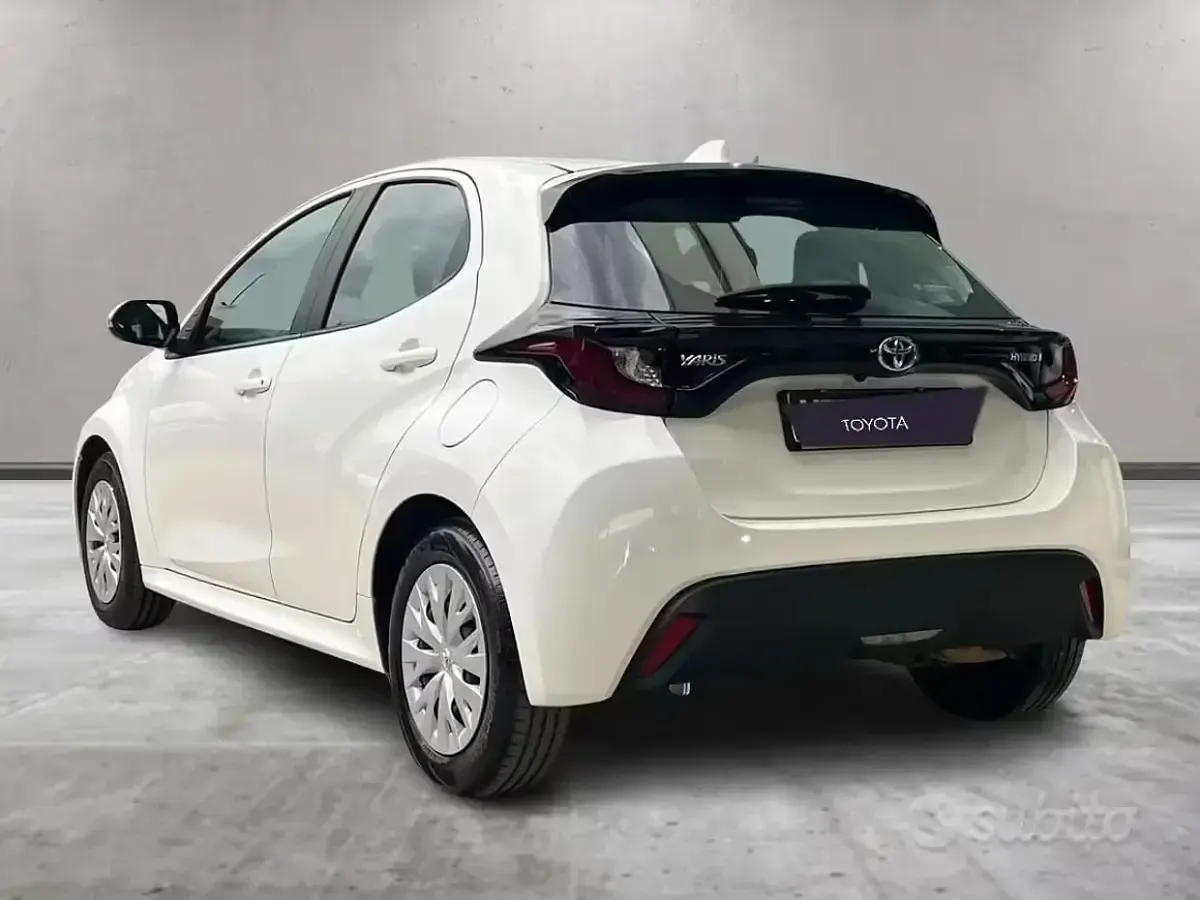 Usata Toyota Yaris Hybrid Active 92 CV (67 kW) 2022 Bianco Berlina