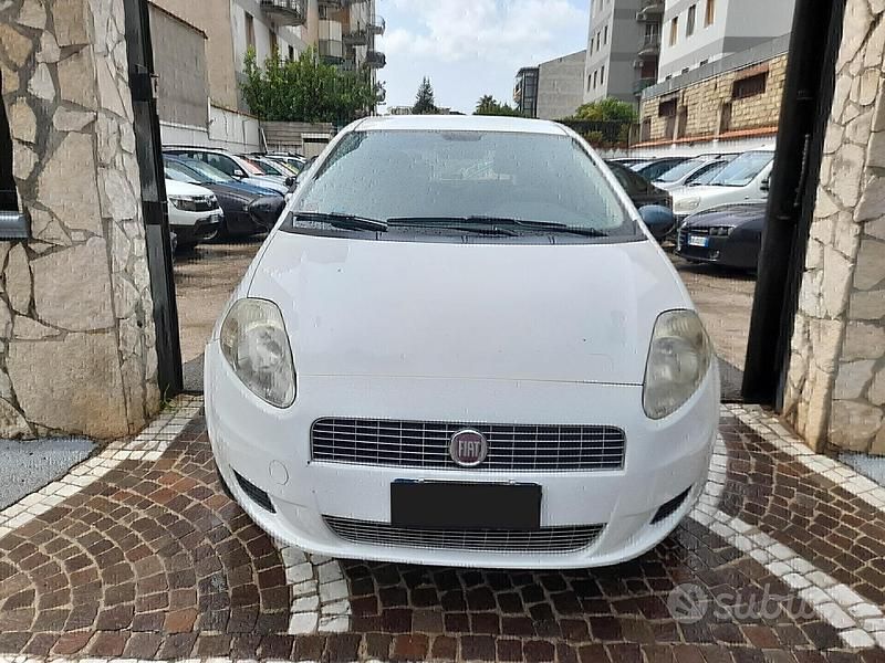 Usata Fiat Grande Punto Dynamic 69 CV (50 kW) 2009 Bianco Utilitaria