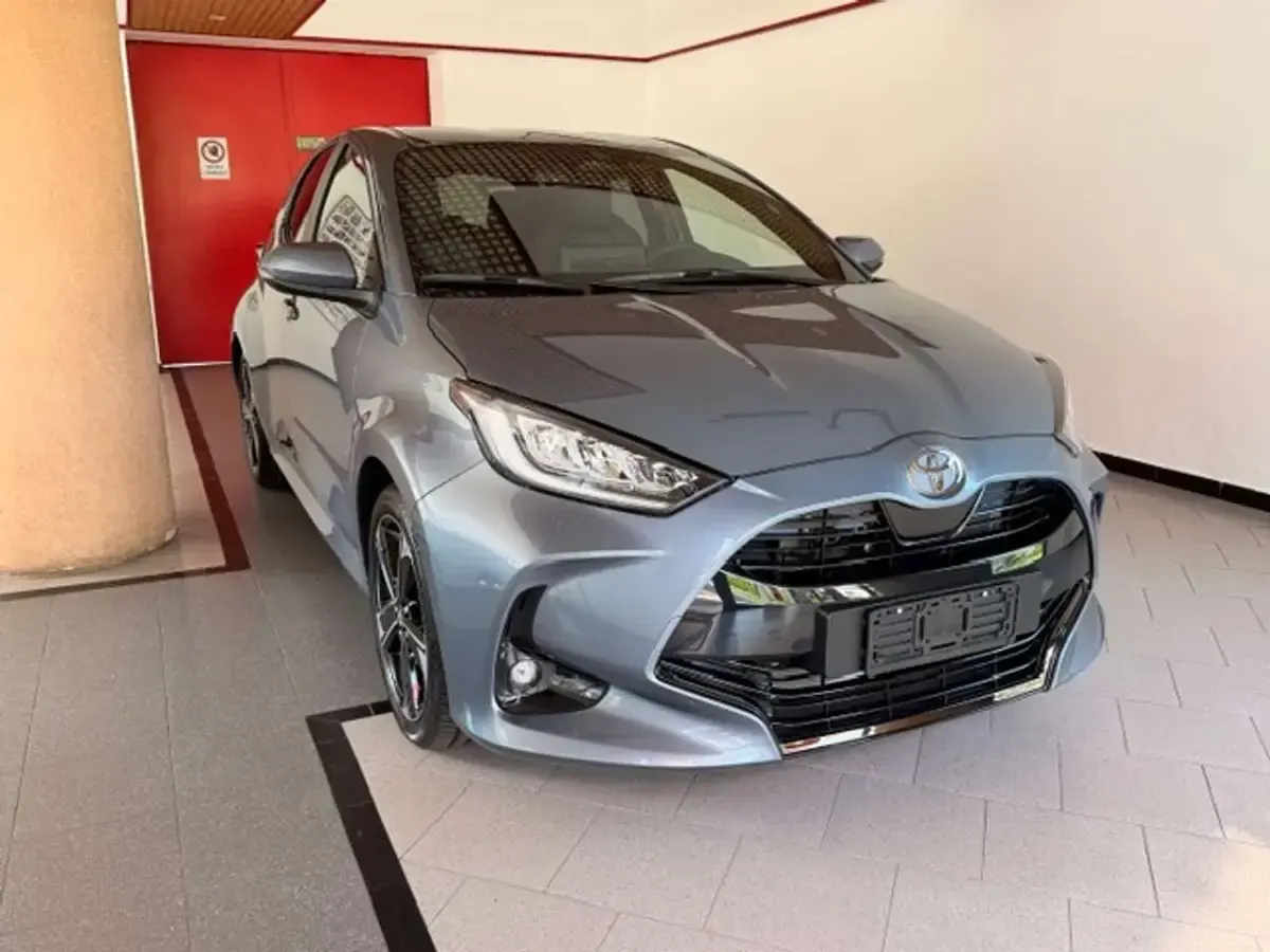 Nuova Toyota Yaris Hybrid Premium 92 CV (67 kW) 2026 Blu/azzurro Berlina