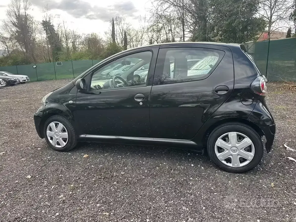 Usata Toyota Aygo 68 CV (50 kW) 2009 Nero Utilitaria