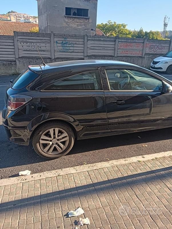 Usata Opel Astra 90 CV (66 kW) 2008 Nero Utilitaria