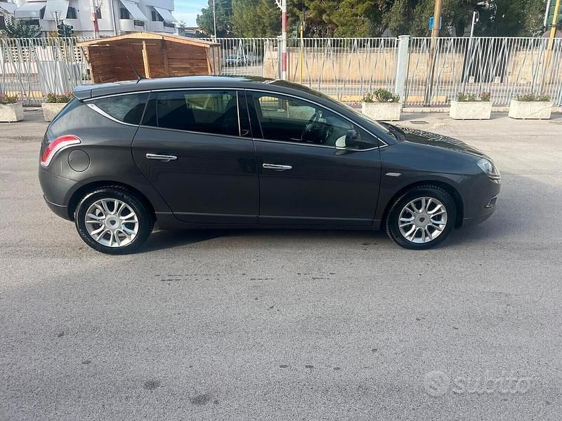 Usata Lancia Delta Gold 119 CV (87 kW) 2014 Grigio Utilitaria