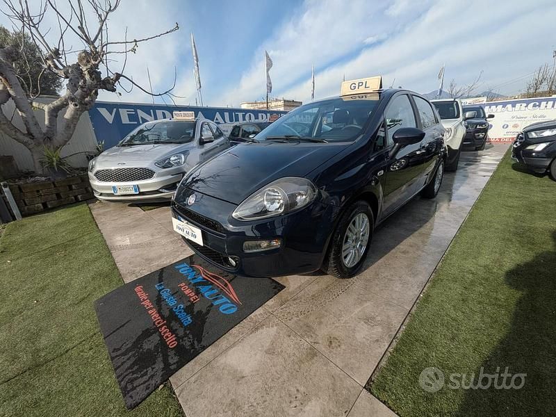 Nero Usata 2014 Fiat Punto Street Tre volumi | 6499 € (Buon prezzo) - Immagine 1/4
