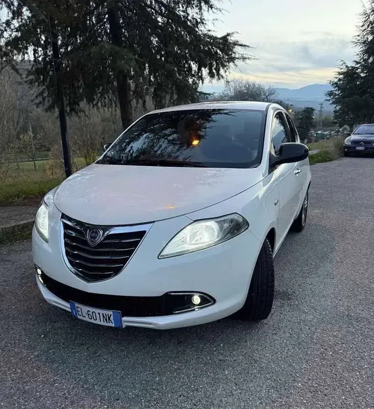 Usata Lancia Ypsilon Gold 95 CV (69 kW) 2012 Bianco Utilitaria