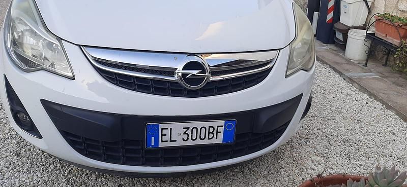 Bianco Usata 2011 Opel Corsa Tre volumi | 2699 € (Buon prezzo) - Immagine 1/4
