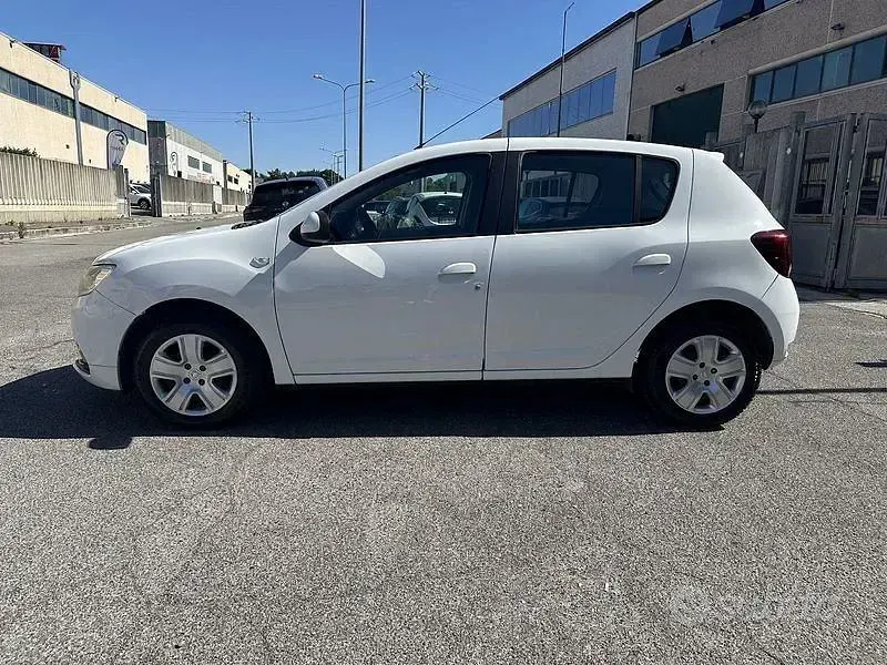 Usata Dacia Sandero Lauréate 73 CV (53 kW) 2017 Bianco Berlina