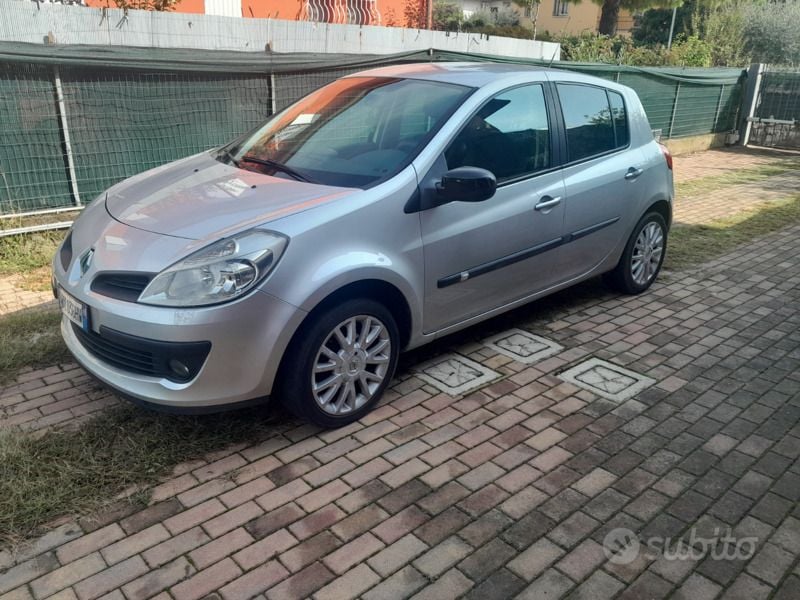 Usata 2009 Renault Clio II LE Due volumi | 3300 € (Cara) - Immagine 1/4