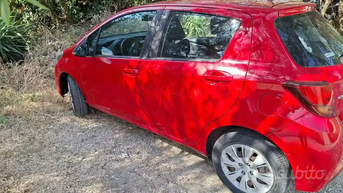 Usata Toyota Yaris 65 CV (47 kW) 2016 Rosso Utilitaria