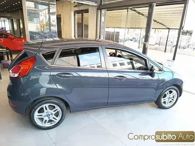 Usata Ford Fiesta 75 CV (55 kW) 2013 Blu Berlina