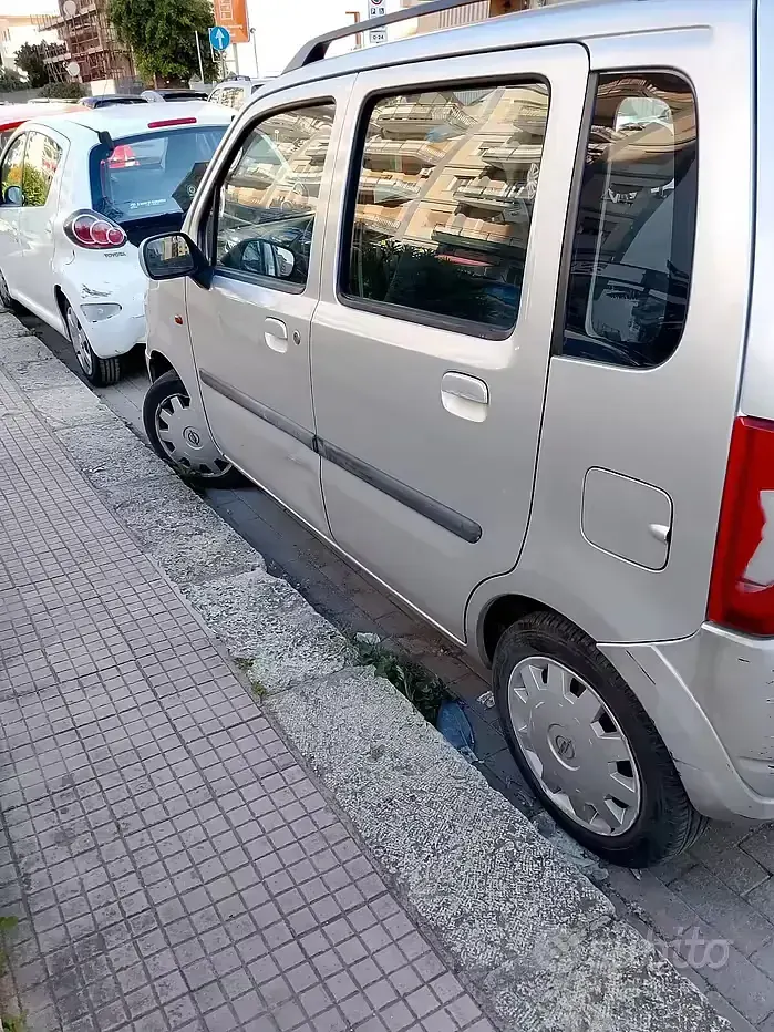 Usata Opel Agila 75 CV (55 kW) 2004 Grigio Monovolume
