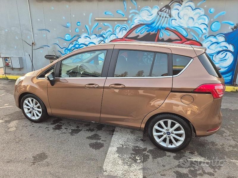Usado Ford B-MAX Titanium 105 CV (77 kW) 2015 Marrón Monovolumen