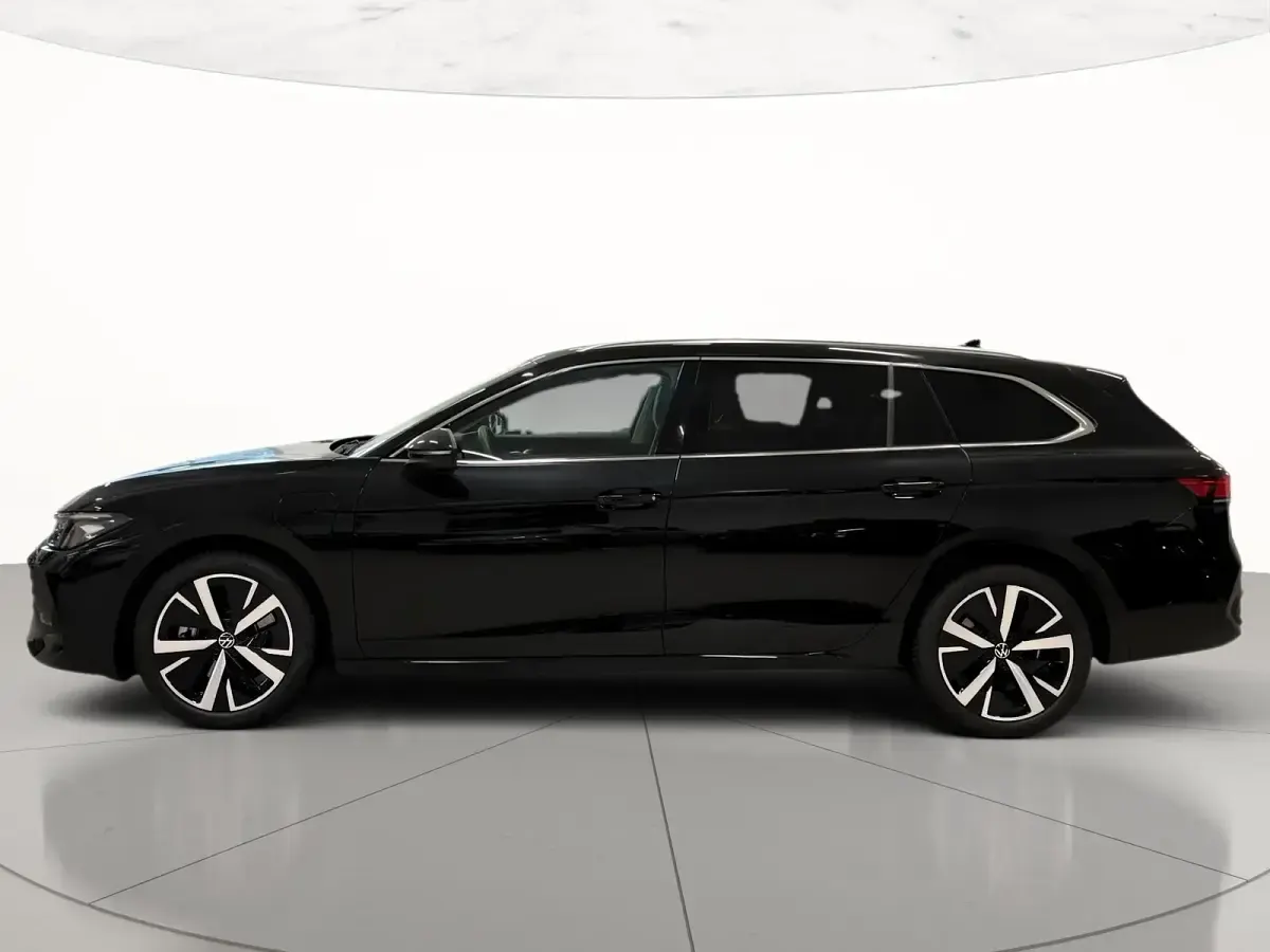 Usata VW Passat Business 204 CV (150 kW) 2025 Grenadill black metallizzato Station wagon