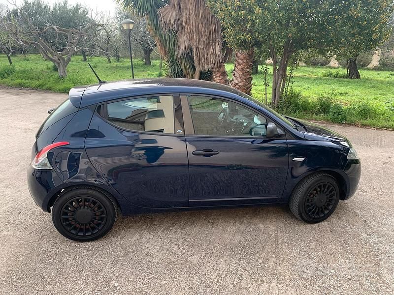 Usata Lancia Ypsilon 69 CV (50 kW) 2020 Blu Utilitaria