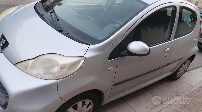 Usata Peugeot 107 68 CV (50 kW) 2012 Grigio Utilitaria