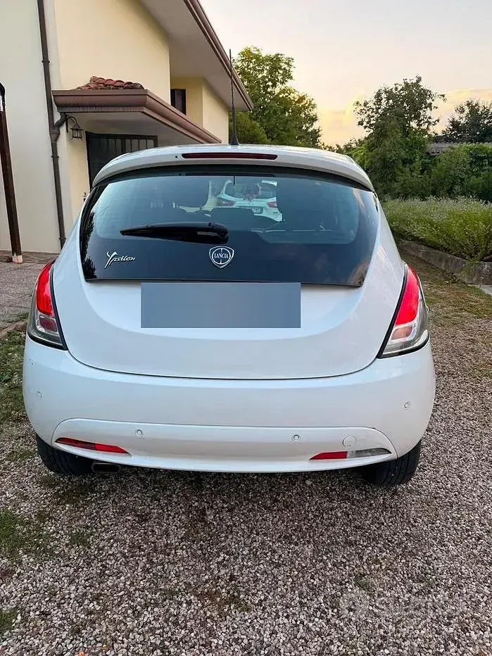 Usata Lancia Ypsilon Gold 69 CV (50 kW) 2016 Bianco Utilitaria