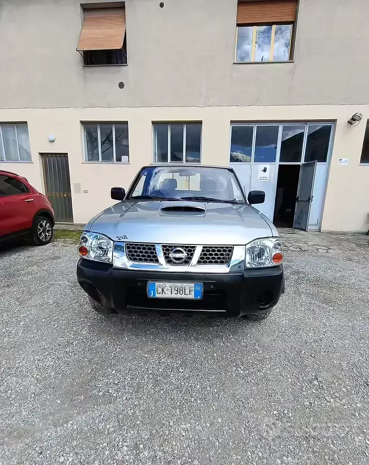 Usata Nissan Navara 133 CV (97 kW) 2004 Grigio Pick-up