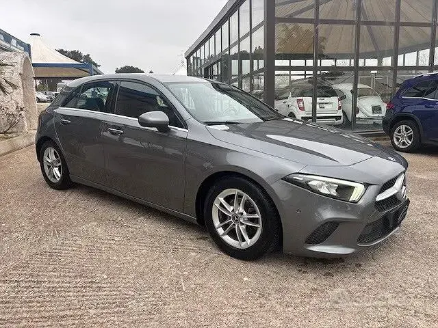 Gebraucht Mercedes A180 116 PS (85 kW) 2020 Blau Limousine