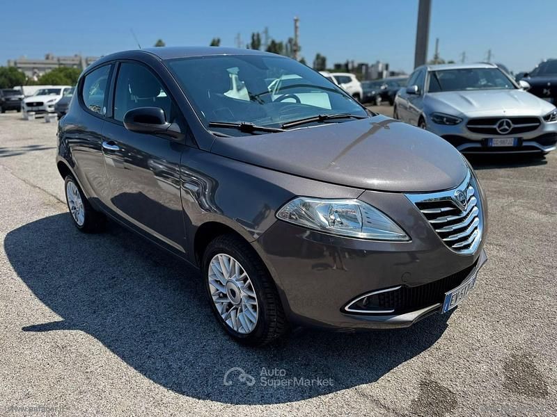 Usata Lancia Ypsilon Gold 85 CV (62 kW) 2014 Gray Utilitaria