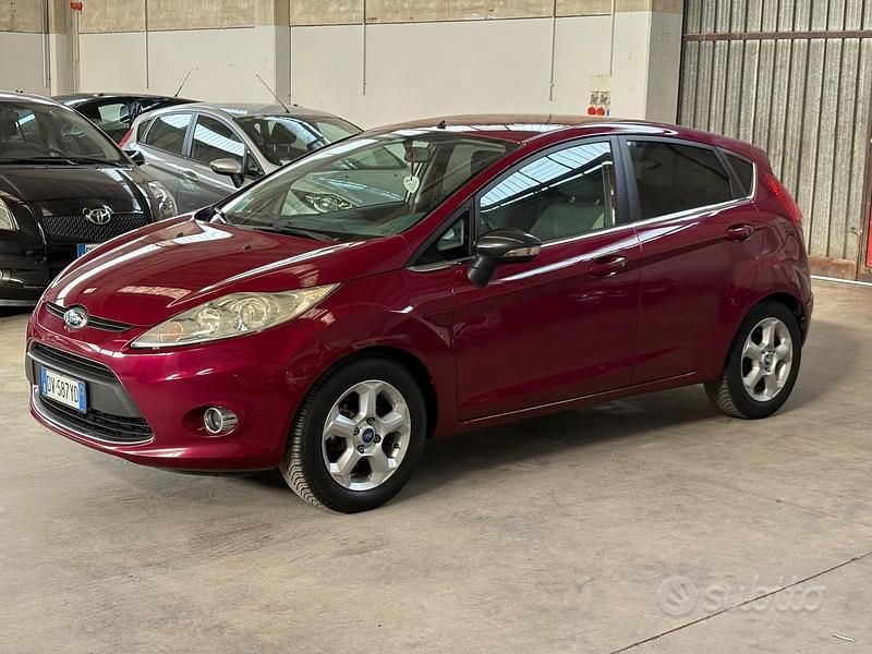 Usado Ford Fiesta Titanium 92 HP (67 kW) 2010 Roxo Citadino