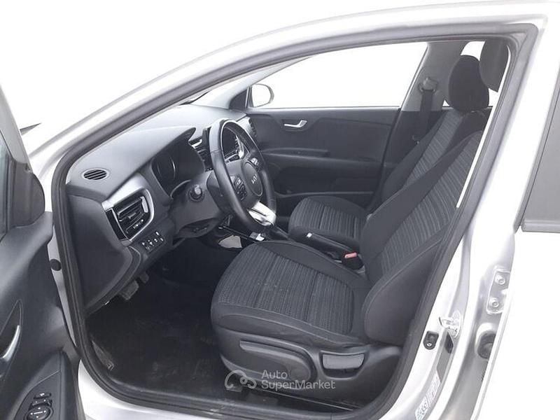Używany Kia Stonic 120 KM (88 kW) 2023 Srebrny SUV