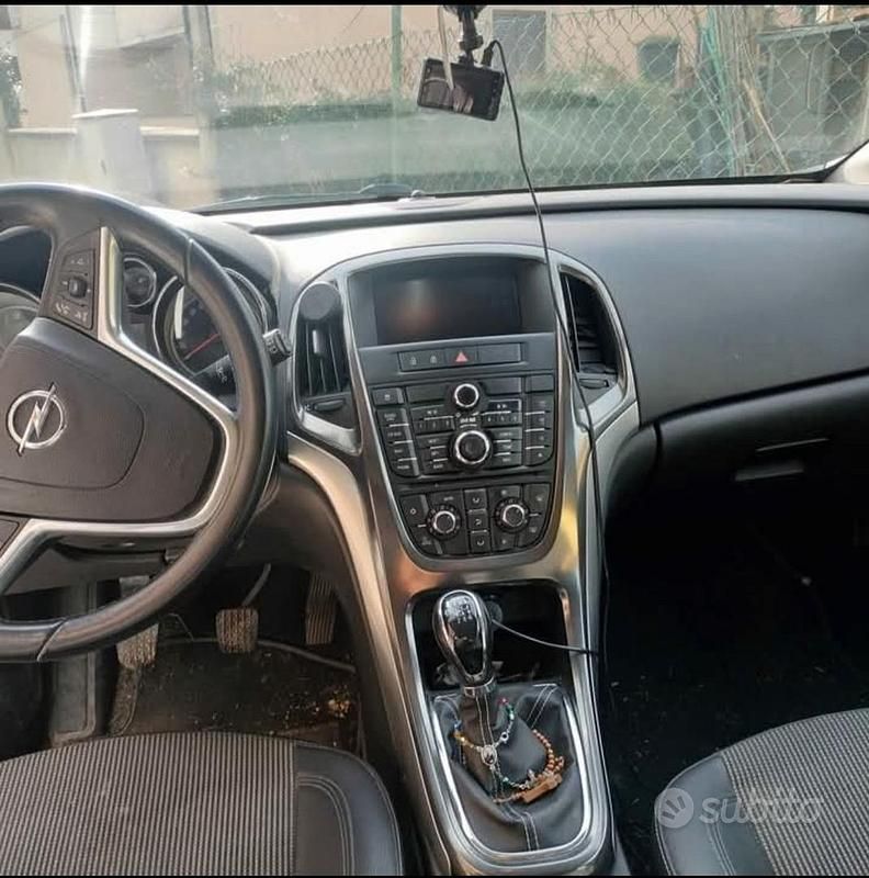 Usata Opel Astra 110 CV (80 kW) 2012 Bianco Berlina