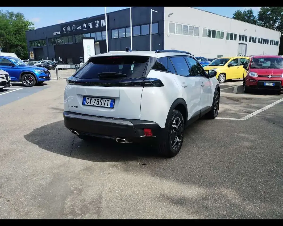 Usata Peugeot 2008 Allure 131 CV (96 kW) 2025 Bianco SUV
