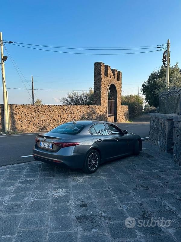 Usata Alfa Romeo Giulia 150 CV (110 kW) 2017 Grigio Berlina