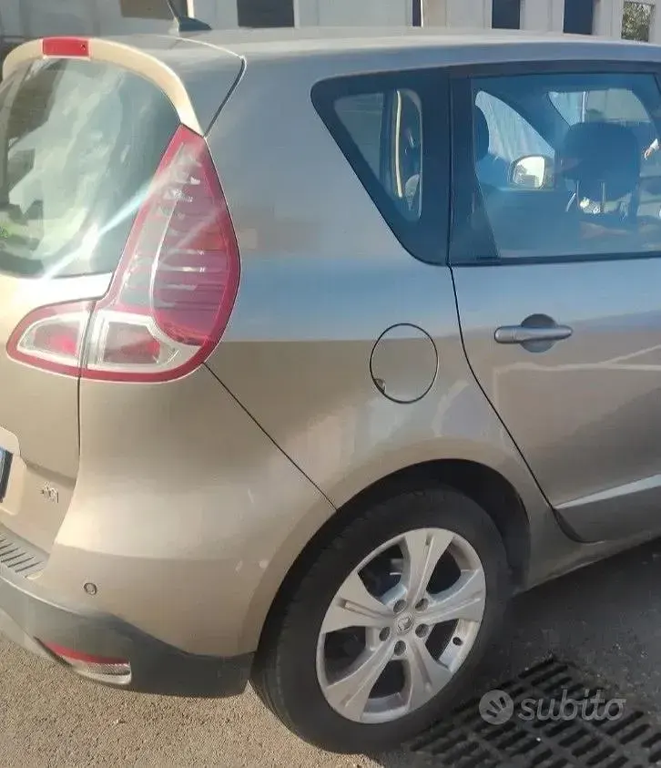 Usata Renault Scénic III XMOD 110 CV (80 kW) 2010 Giallo Monovolume