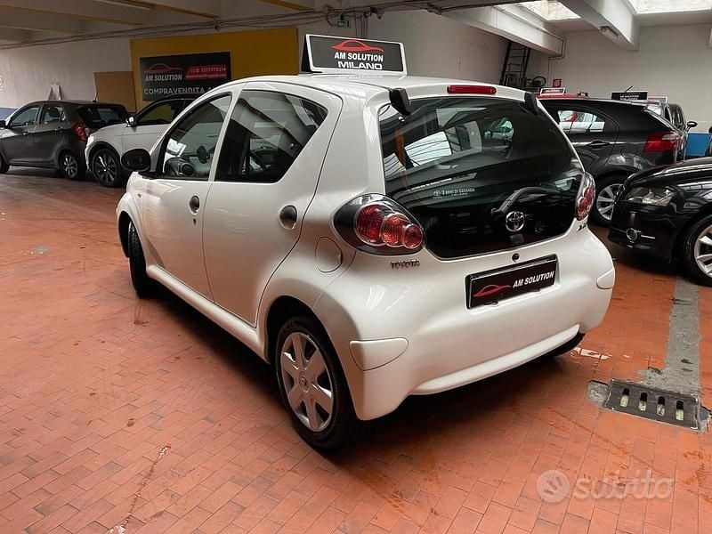 Usata Toyota Aygo 68 CV (50 kW) 2011 Bianco Utilitaria