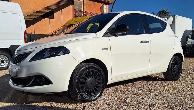 Usata Lancia Ypsilon Gold 69 CV (50 kW) 2022 Bianco Utilitaria