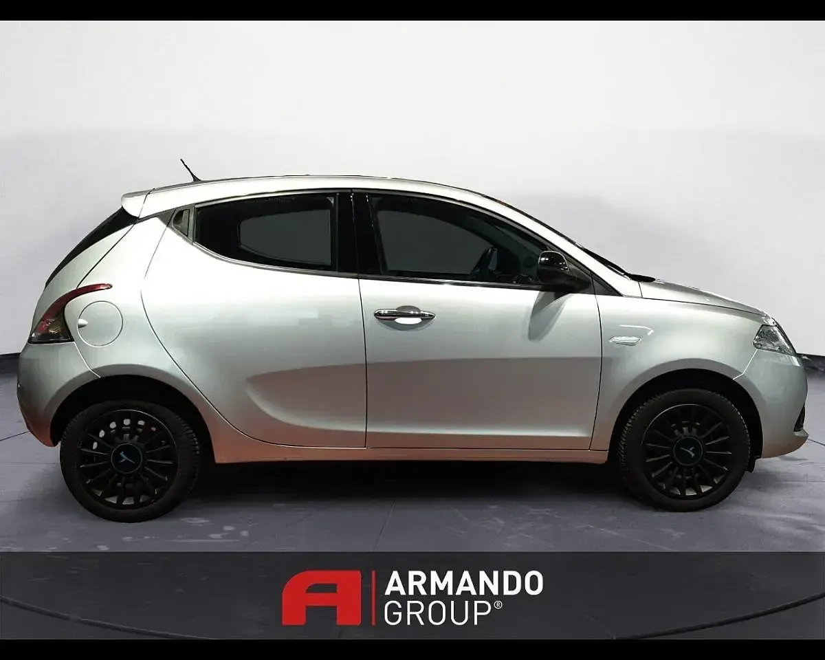 Usata Lancia Ypsilon Gold 69 CV (50 kW) 2019 Grigio Utilitaria